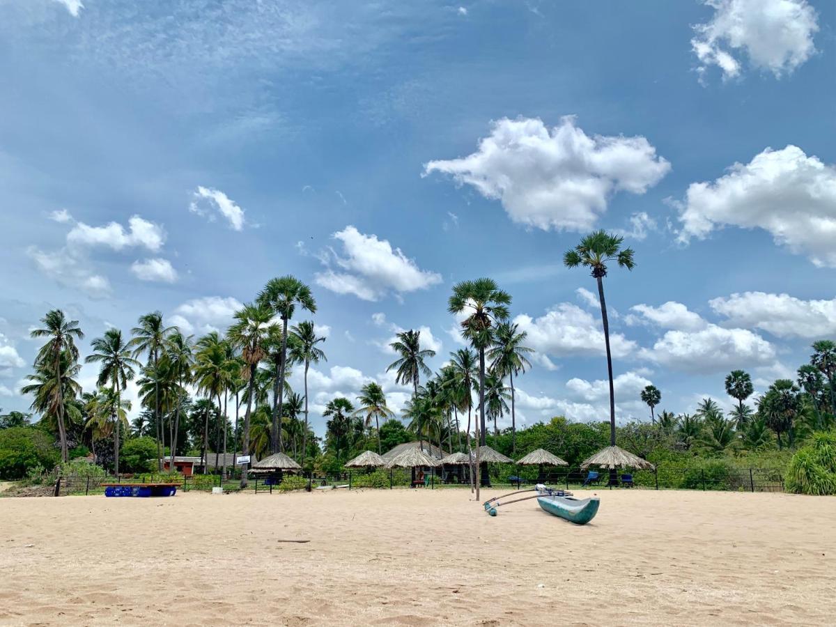 108 Palms Beach Resort Trincomalee Exterior foto