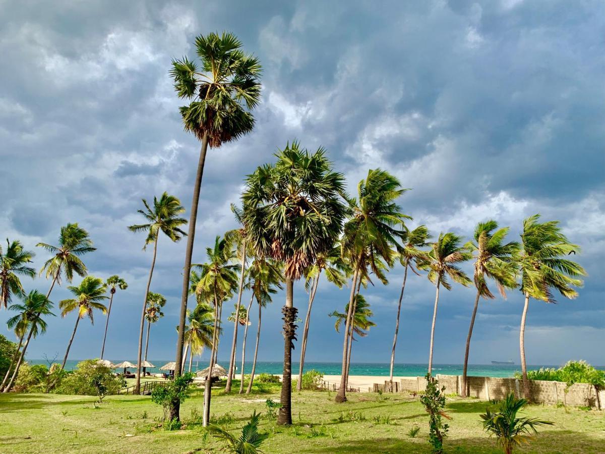 108 Palms Beach Resort Trincomalee Exterior foto