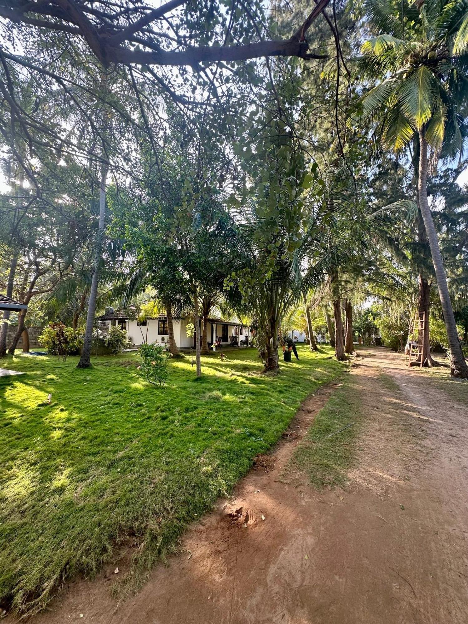 108 Palms Beach Resort Trincomalee Exterior foto